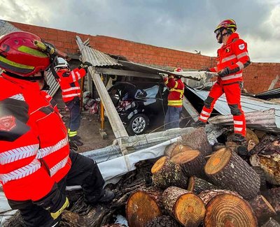 Cinco bomberos de Valen�a colaboran en las labores de emergencia en Leiria tras el temporal Kristin