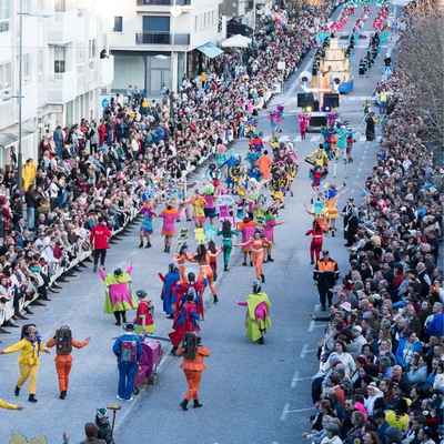 Tui se prepara para un Entroido multitudinario con casi mil personas y 18 carrozas en el desfile