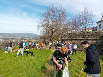 35 perros y sus due�os participaron en una jornada solidaria en la Fortaleza de Valenca