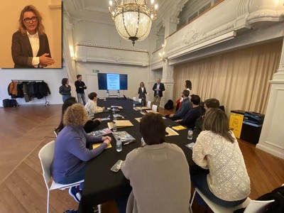 La doctora guardesa M �ngeles Garc�a L�pez codirige en Vigo el encuentro final del Experto Universitario en Odontolog�a Deportiva