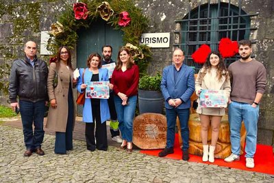 Tres parejas reciben premios en Valen�a tras participar en una campa�a de San Valent�n para apoyar al comercio local