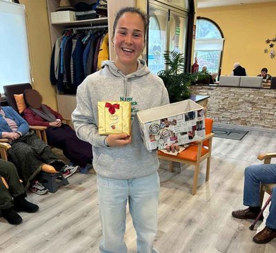 Sara Mu�i emociona a los usuarios del Centro de D�a Mirador do Val en O Rosal en una visita muy especial