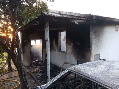 Un incendio en As Neves calcina por completo una vivienda en Santa Eulalia de Batall�ns