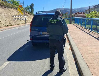 La Guardia Civil de Arbo intercepta en Crecente a un conductor por transporte ilegal de viajeros
