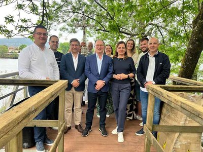 Valen�a y Tomi�o vuelven a unirse en el Lan�o da Cruz, s�mbolo de identidad transfronteriza