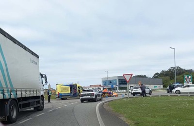 Un herido tras un choque entre coche y moto en A Guarda