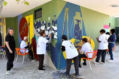 Verdoejo inaugura un mural comunitario por el 25 de Abril con sello vecinal