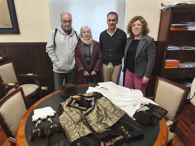 Una familia tudense dona al Concello un traje tradicional para preservar la memoria cultural de Tui