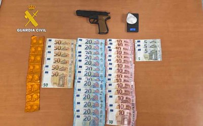 Investigada en A Guarda por presunto tr�fico de drogas tras intervenirle coca�na, metadona y una pistola simulada