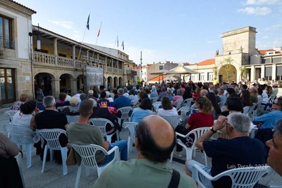 Cerca de 400 personas arropan en O Rosal el estreno del documental -De avoas a netas-