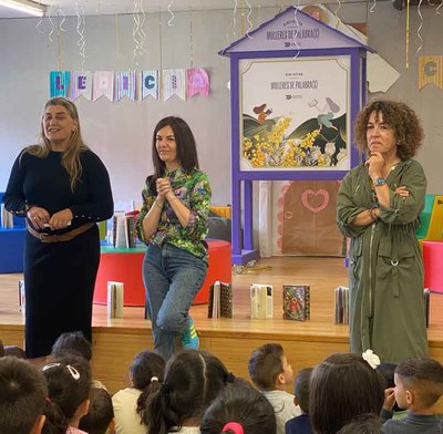 Ledicia Costas acerca la literatura al alumnado de Guillarei(Tui) en el cierre de la biblioteca itinerante de la Diputaci�n