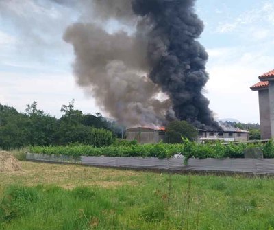 Controlado el incendio de la nave industrial de Vemar Galicia en O Rosal tras horas de intenso trabajo