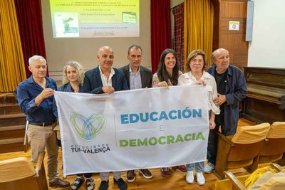 Los centros educativos de Tui y Valen�a exhibir�n la bandera de Educaci�n y Democracia
