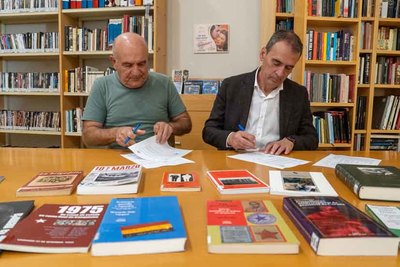La Comisi�n por la Recuperaci�n de la Memoria Hist�rica dona un centenar de libros a la Biblioteca de Tui