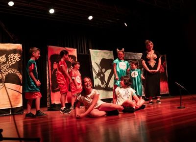 La Escuela Municipal de Teatro de Tomi�o baja el tel�n hasta el nuevo curso