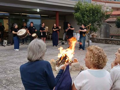 Camposancos mantiene viva la tradici�n de la Noche de San Juan con su hoguera y queimada