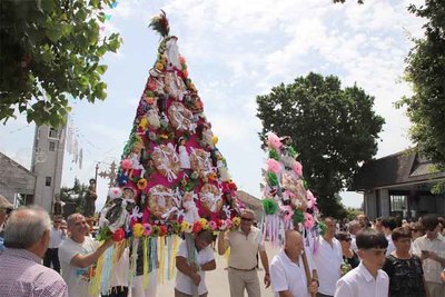 Las espadanas vuelven a llenar de tradici�n las fiestas de Santa B�rbara en San Xurxo(Salceda de Caselas)