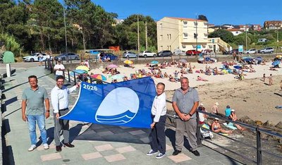 Las playas de Area Grande y O Mu��o vuelven a lucir la Bandera Azul en A Guarda