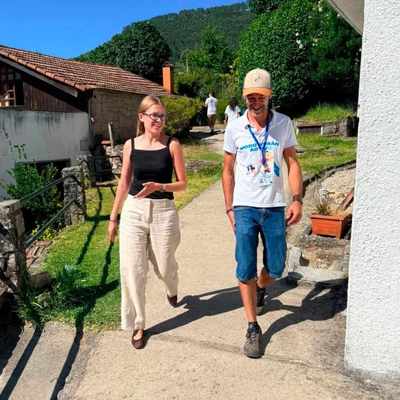 Lara Meneses visita el campamento -Aventura na Granxa- de Tomi�o y pone en valor la campa�a Modo Ver�n Activo