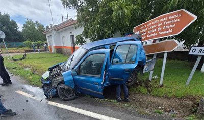 Colisi�n entre un coche y un cami�n en la PO-552 en San Miguel de Tabag�n