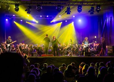 La m�sica de Astarot y la Agrupaci�n Musical de Goi�n llen� la Praza do Seixo