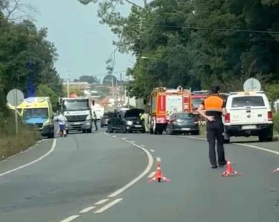 Grave accidente con tres veh�culos implicados en la PO-552 a su paso por Forcadela en Tomi�o