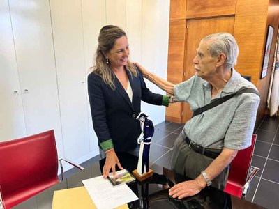 Ademar �lvarez deja en Tomi�o la partitura de -Adi�s Tomi�o- antes de regresar a Argentina