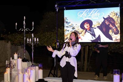 Andrea Pousa inicia una nueva etapa musical desde Tomi�o con el estreno de La L�der