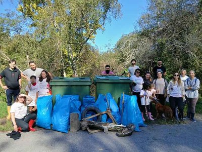 Una veintena de voluntarios limpia el r�o Tea entre Fillaboa y Alx�n y retira cerca de 400 kilos de residuos