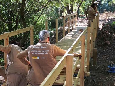 El alumnado del Obradoiro de Emprego mejora la senda del r�o Mi�o en el tramo de San Marti�o