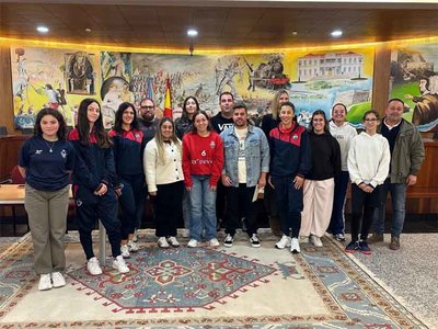 Las futbolistas de la SD Salvaterra y el Arantei de Futsal conocen la trayectoria del t�cnico Sandro Nogueira