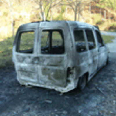 APARECE UNA FURGONETA TOTALMENTE CALCINADA EN SAN VICENTE-O ROSAL