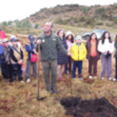 ESPECIAL - ESCOLARES DEL CEIP MESTRE MANUEL GARCA DE OIA PLANTAN RBOLES EN EL MONTE DO CASTRO EN LA VALGA-OIA