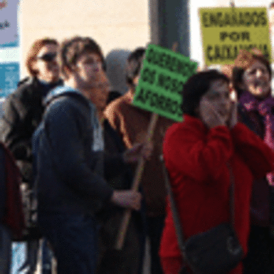ESPECIAL - EMPREGADOS DA SUCURSAL DE CAIXANOVA DO ROSAL SALEN ESCOLTADOS POLA GUARDIA CIVIL TRALAS MANIFESTACIONS DOS AFECTADOS POLAS PARTICIPACINS PREFERENTES