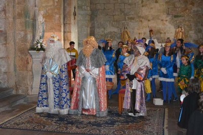 Os Reis Magos percorren Oia para visitar aos nenos e nenas na tradicional cabalgata 