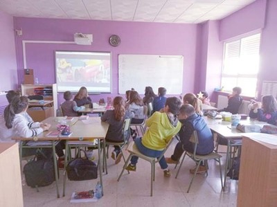 Nenos e nenas de Oia analizan a imaxe da muller nos medios nun proxecto de igualdade organizado polo Concello