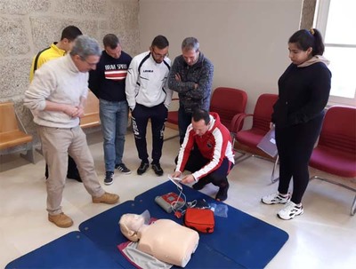 O Concello de Tui imparte obradoiros sobre o manexo dos desfibriladores aos clubs deportivos