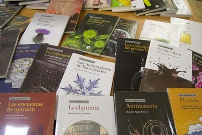 A Biblioteca Municipal recibe unha doazón de 105 libros de divulgación científica 