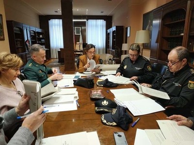 Maica Larriba comprométese a garantir a seguridade na vila tudense co apoio temporal da Garda Civil