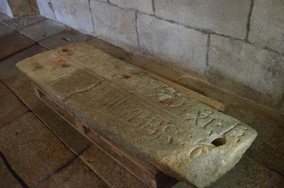 A lápida dun abade do Mosteiro descansa desde hoxe na igrexa parroquial de Santa María de Oia