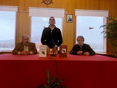 Alfredo Conde presentou en Tui súa última novela, Homes de Ferro, no que novela a aventura vivida a bordo do Naomh Gobnait 