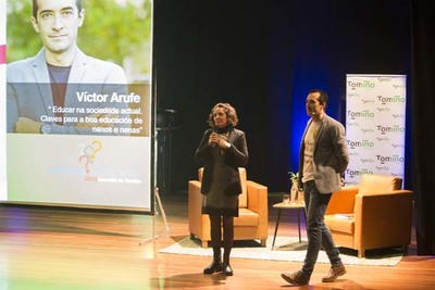 Víctor Arufe protagonizou unha charla moi interactiva co público na terceira xornada da V Semana da Educación de Tomiño