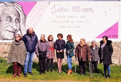 Tomiño inaugurou o mural de Gemma Marqués no Campo de fútbol do Alivio coma homenaxe á veciña máis lonxeva da vila