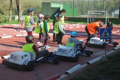 Douscentos rapaces e rapazas de Primaria aprenden educación vial da man de especialistas