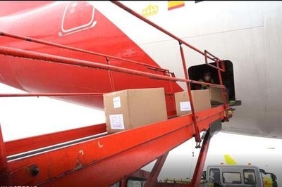 Llegan a España más de un millón de mascarillas para trabajadores del transporte público terrestre autonómico y local, del ámbito marítimo, portuario y aéreo y de Correos