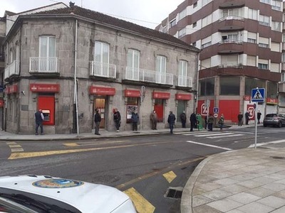A Policía Local de Tui denuncia a unha entidade bancaria polas colas que se forma no exterior ao ter só dous días de apertura ao público