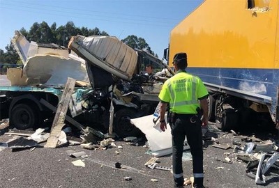 Desviado o tráfico da A-55 á altura de Tui debido a un choque entre dous camións