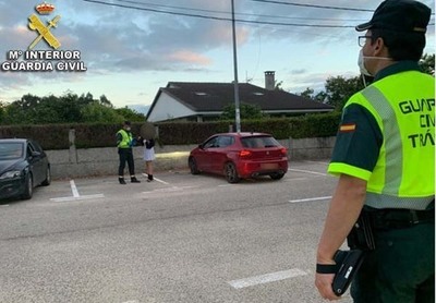La Guardia Civil intercepta a la salida de un bar en Tomiño a una pareja incumpliendo las medidas del estado de alarma