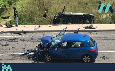 Dos personas heridas al colisionar un turismo contra una furgoneta en O Rosal