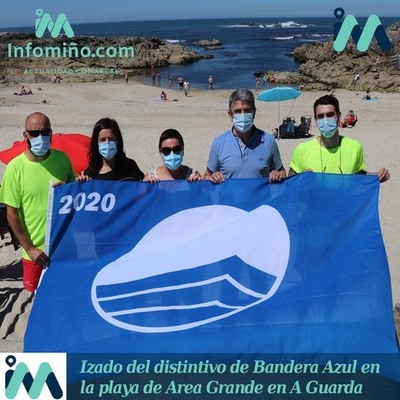 Izado del distintivo de Bandera Azul en la playa de Area Grande en A Guarda